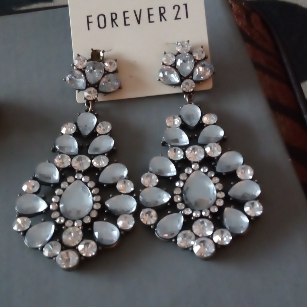 Jewelry - Picture 5 of 6